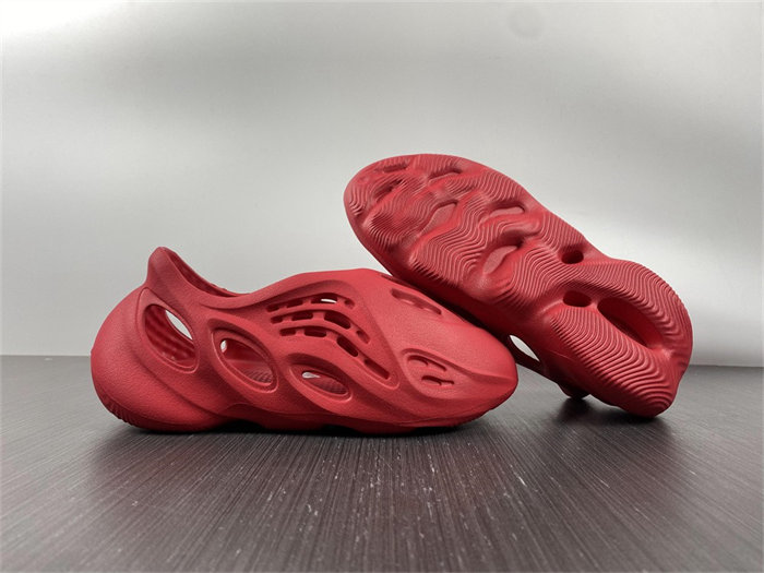 ad*s Y**zy foam rnnr vermillion gx1136