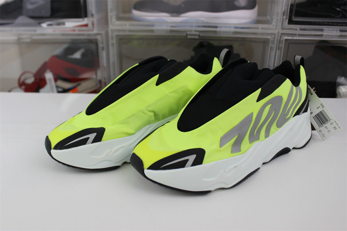 Y**zy 700 mnvn laceless “phosphor”