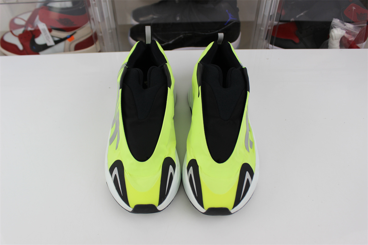 Y**zy 700 mnvn laceless “phosphor”