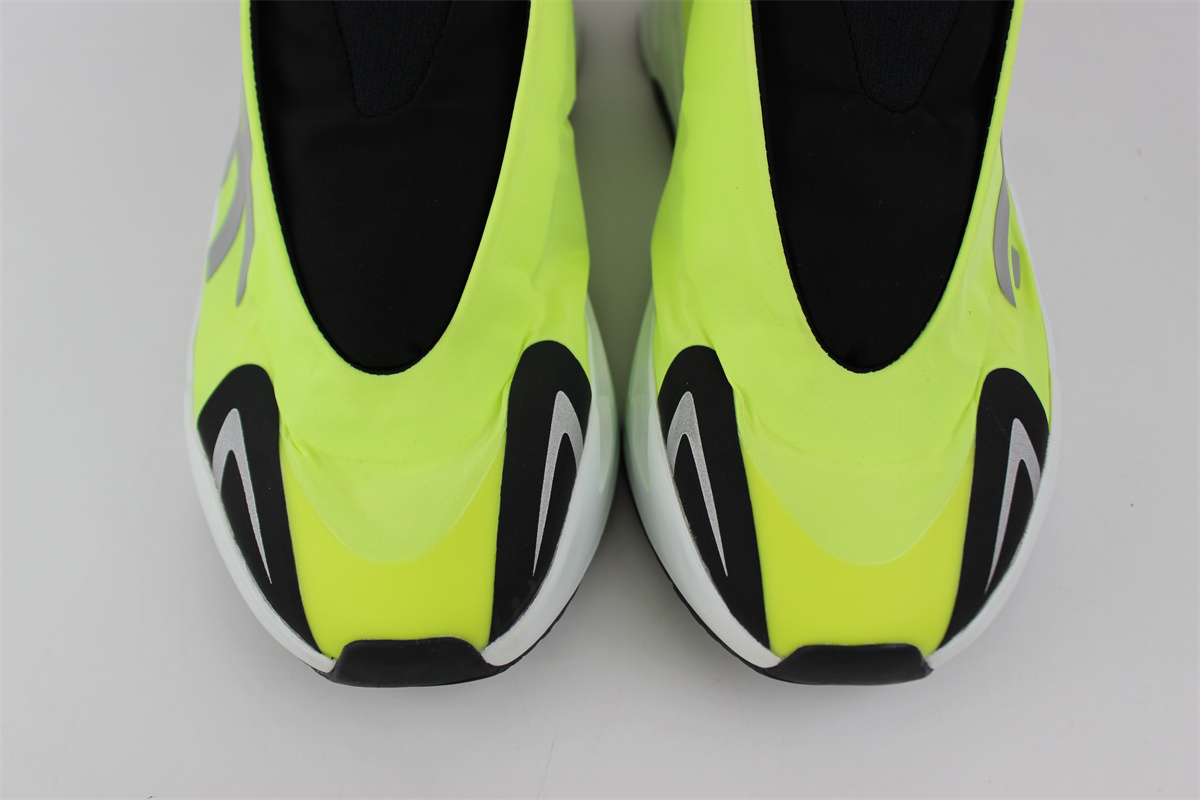 Y**zy 700 mnvn laceless “phosphor”