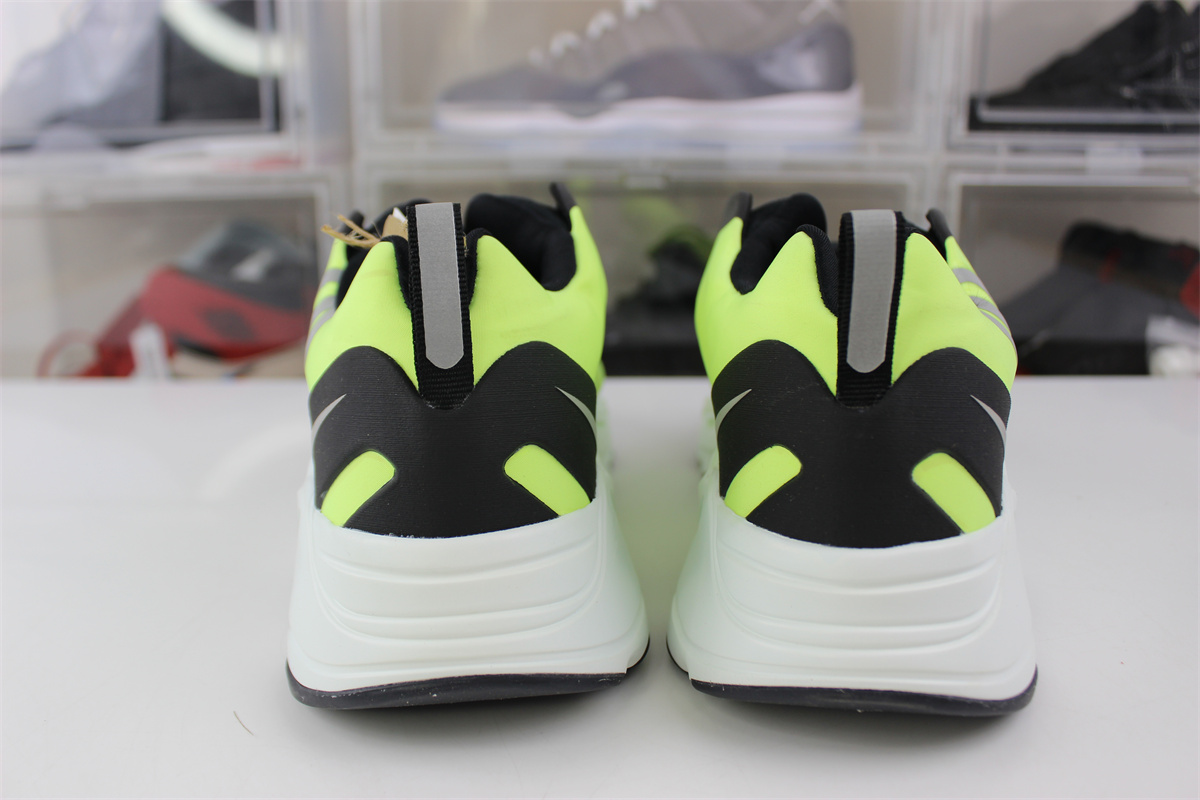 Y**zy 700 mnvn laceless “phosphor”