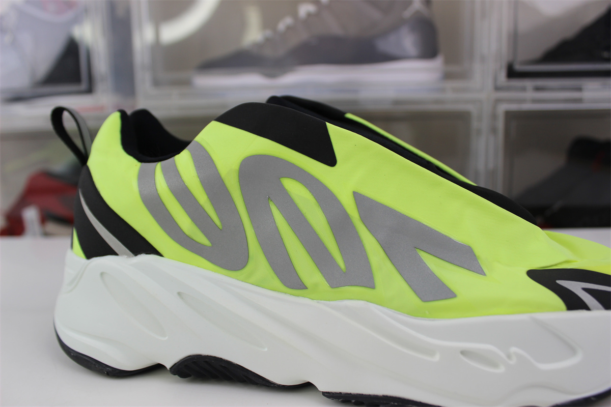 Y**zy 700 mnvn laceless “phosphor”