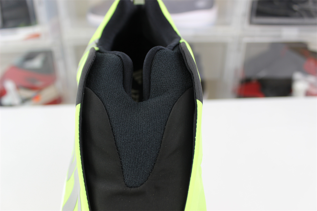 Y**zy 700 mnvn laceless “phosphor”