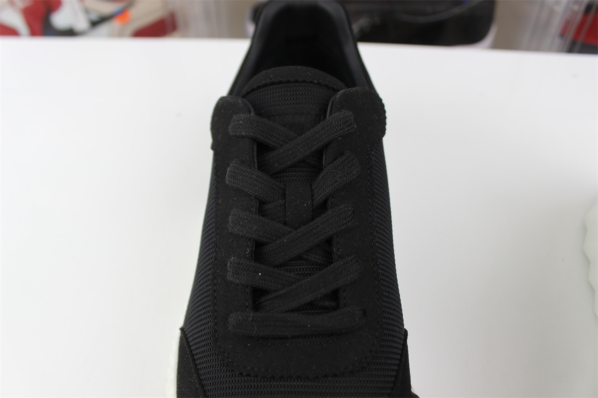 H**mes bouncing black white