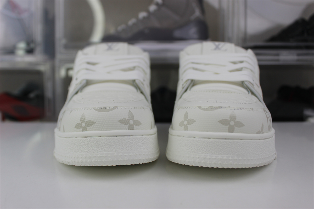 l**is V*t*n pure white with silver text #54