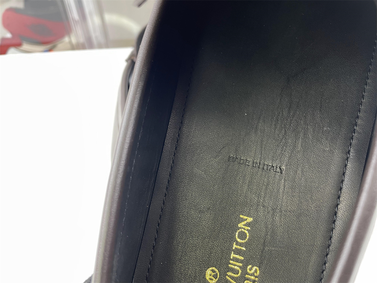 l**is V*t*n old daddy / lazy boy shoes